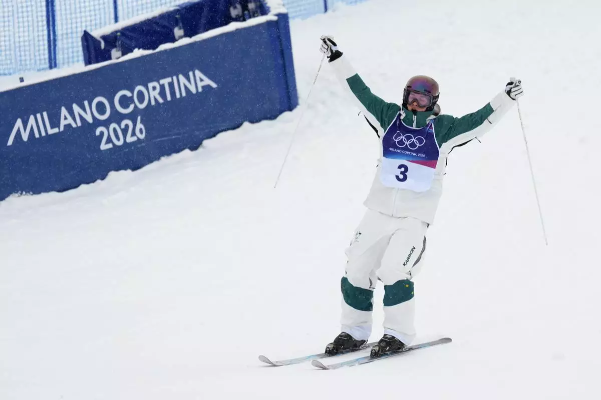 Australia's Jakara Anthony celebrates after defeating United States' Jaelin Kauf to win the gold medal in the women's freestyle skiing dual moguls finals at the 2026 Winter Olympics, in Livigno, Italy, Saturday, Feb. 14, 2026. (AP Photo/Abbie Parr)