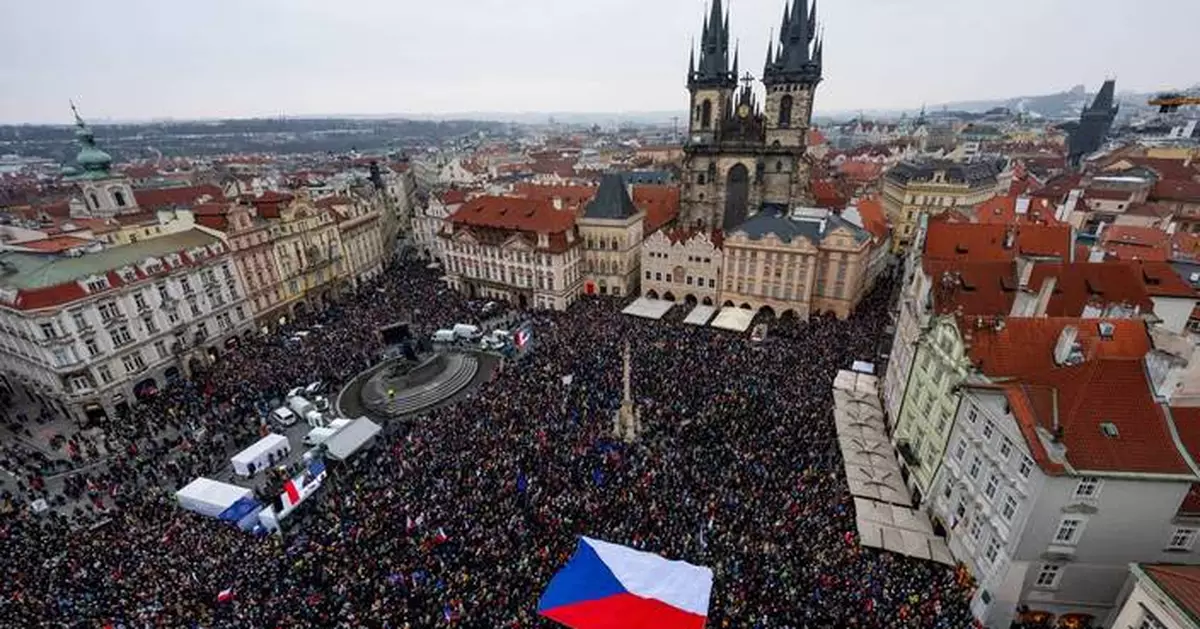 Tens of thousands of Czechs rally in support of President Pavel over dispute with foreign minister