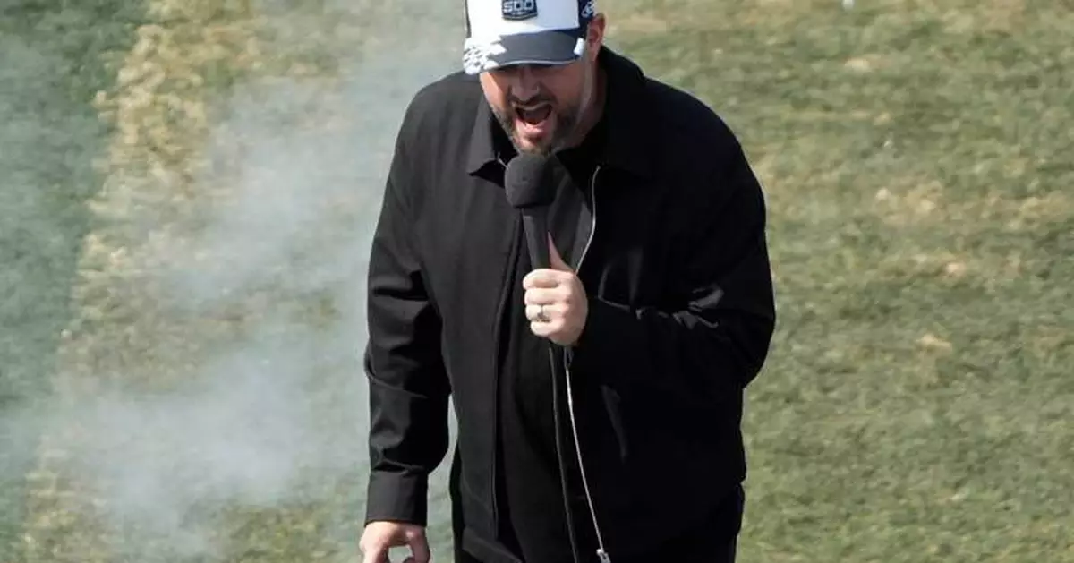 How many feet are in 500 miles? Nobody knows, at least Nate Bargatze doesn't at the Daytona 500