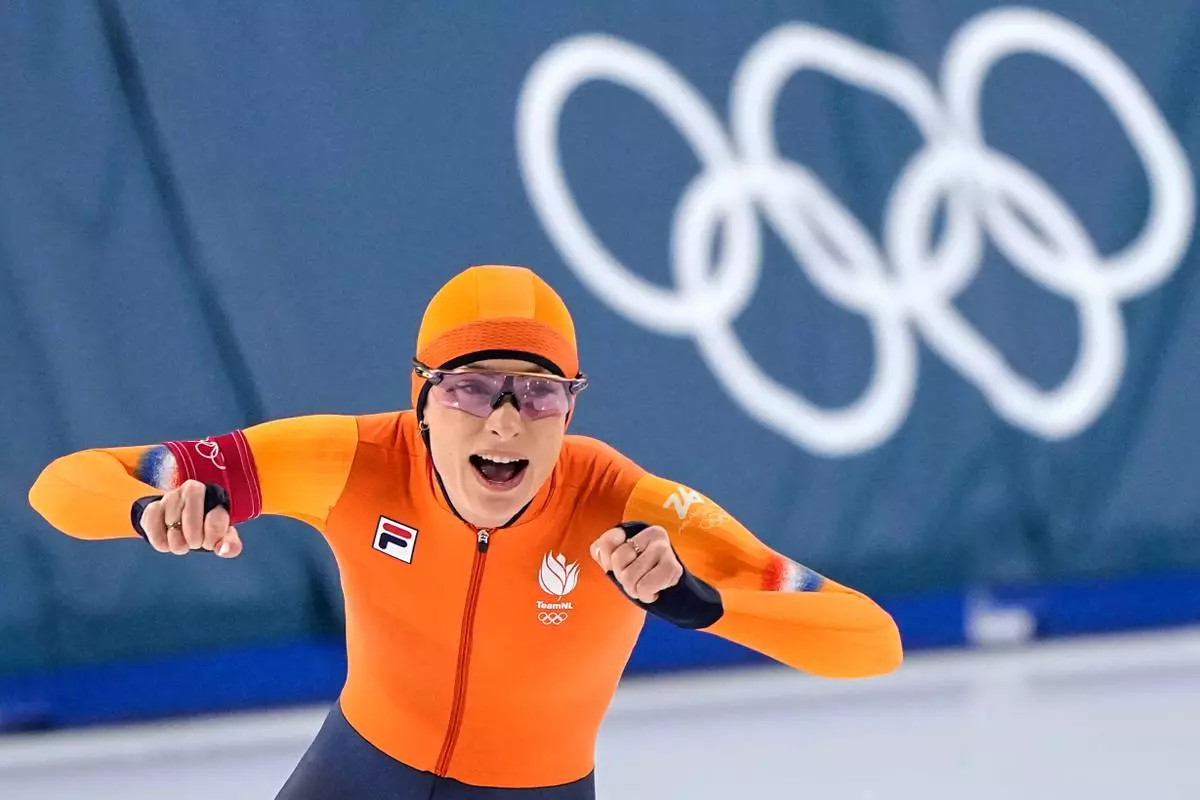 Femke Kok of the Netherlands celebrates winning the gold medal in the women's 500 meters speedskating race at the 2026 Winter Olympics, in Milan, Italy, Sunday, Feb. 15, 2026. (AP Photo/Ben Curtis)
