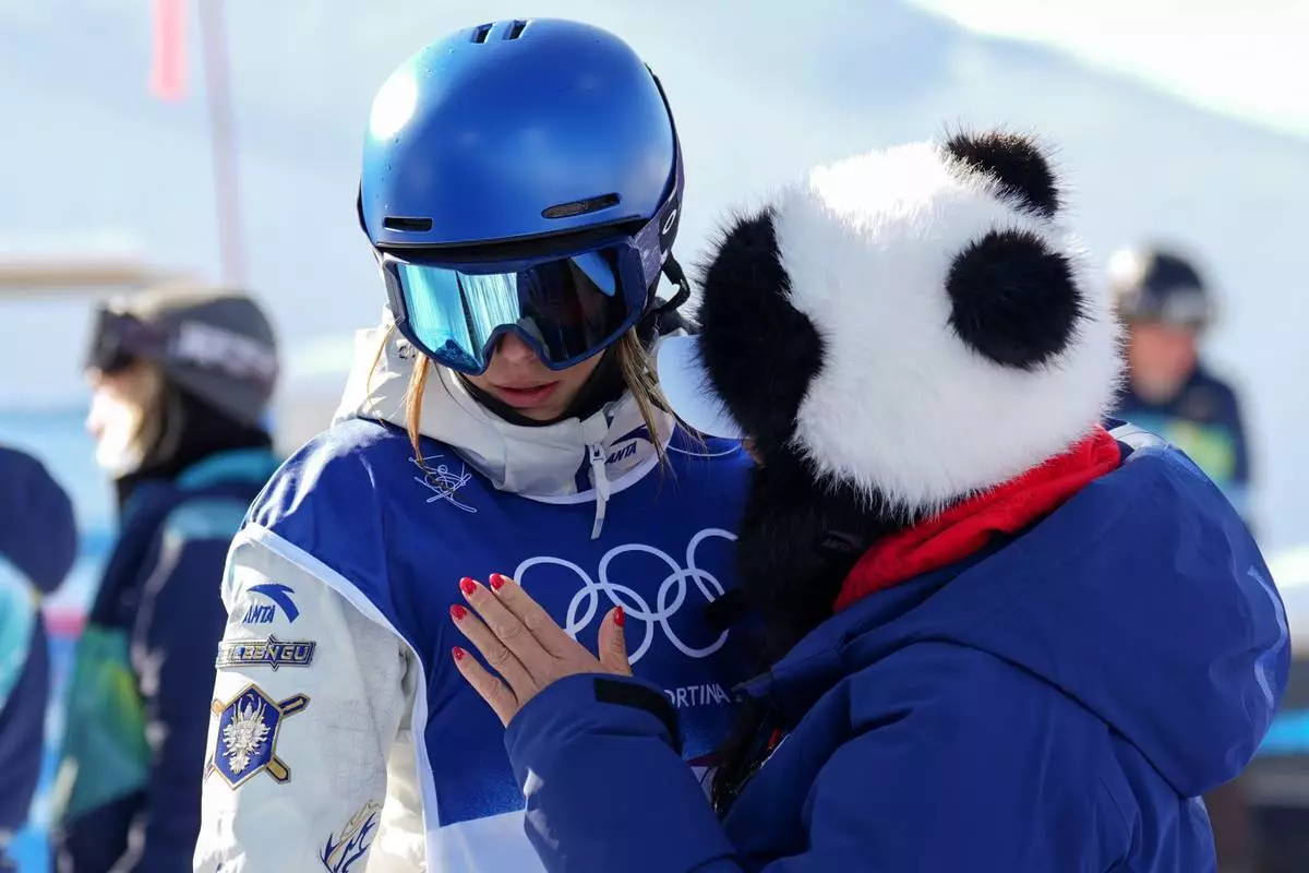 China's Eileen Gu, left, reacts alongside her mother, Yan Gu, during the women's freestyle skiing halfpipe final at the 2026 Winter Olympics, in Livigno, Italy, Sunday, Feb. 22, 2026. (AP Photo/Abbie Parr)