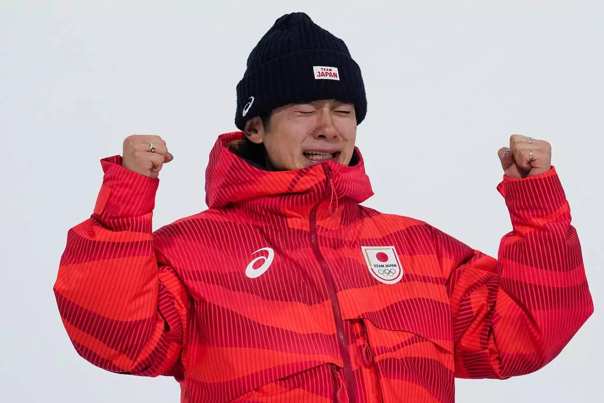 Gold medalist Japan's Yuto Totsuka reacts after winning the men's snowboarding halfpipe finals at the 2026 Winter Olympics, in Livigno, Italy, Friday, Feb. 13, 2026. (AP Photo/Gregory Bull)