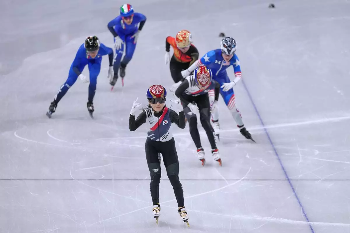 Gilli Kim of the Republic of South Korea celebrates during a short track speed skating women's 1500 meters final at the 2026 Winter Olympics, in Milan, Italy, Friday, Feb. 20, 2026. (AP Photo/Stephanie Scarbrough)