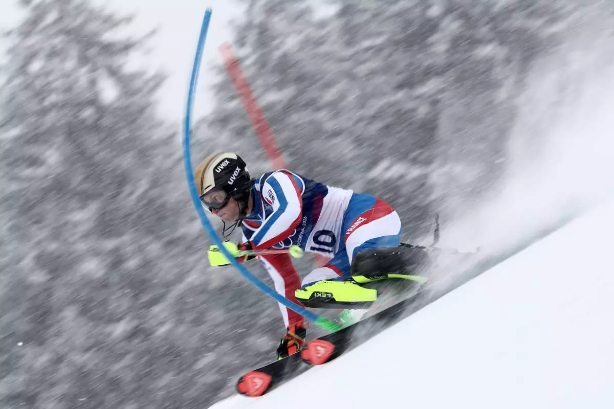 France's Steven Amiez speeds down the course, during an alpine ski, men's slalom race, at the 2026 Winter Olympics, in Bormio, Italy, Monday, Feb. 16, 2026. (AP Photo/Gabriele Facciotti)