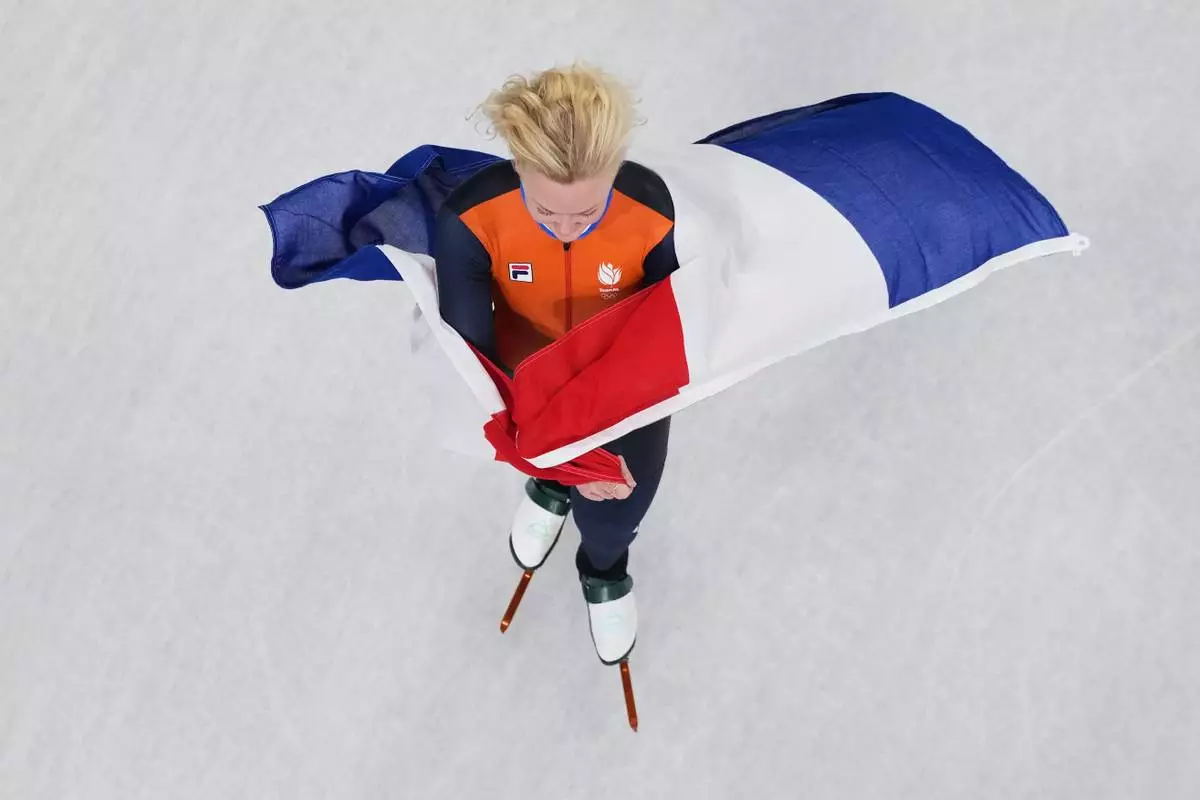 Xandra Velzeboer of the Netherlands celebrates the gold after the women's 1,000 meters short track speed skating at the 2026 Winter Olympics, in Milan, Italy, Monday, Feb. 16, 2026. (AP Photo/Bernat Armangue)