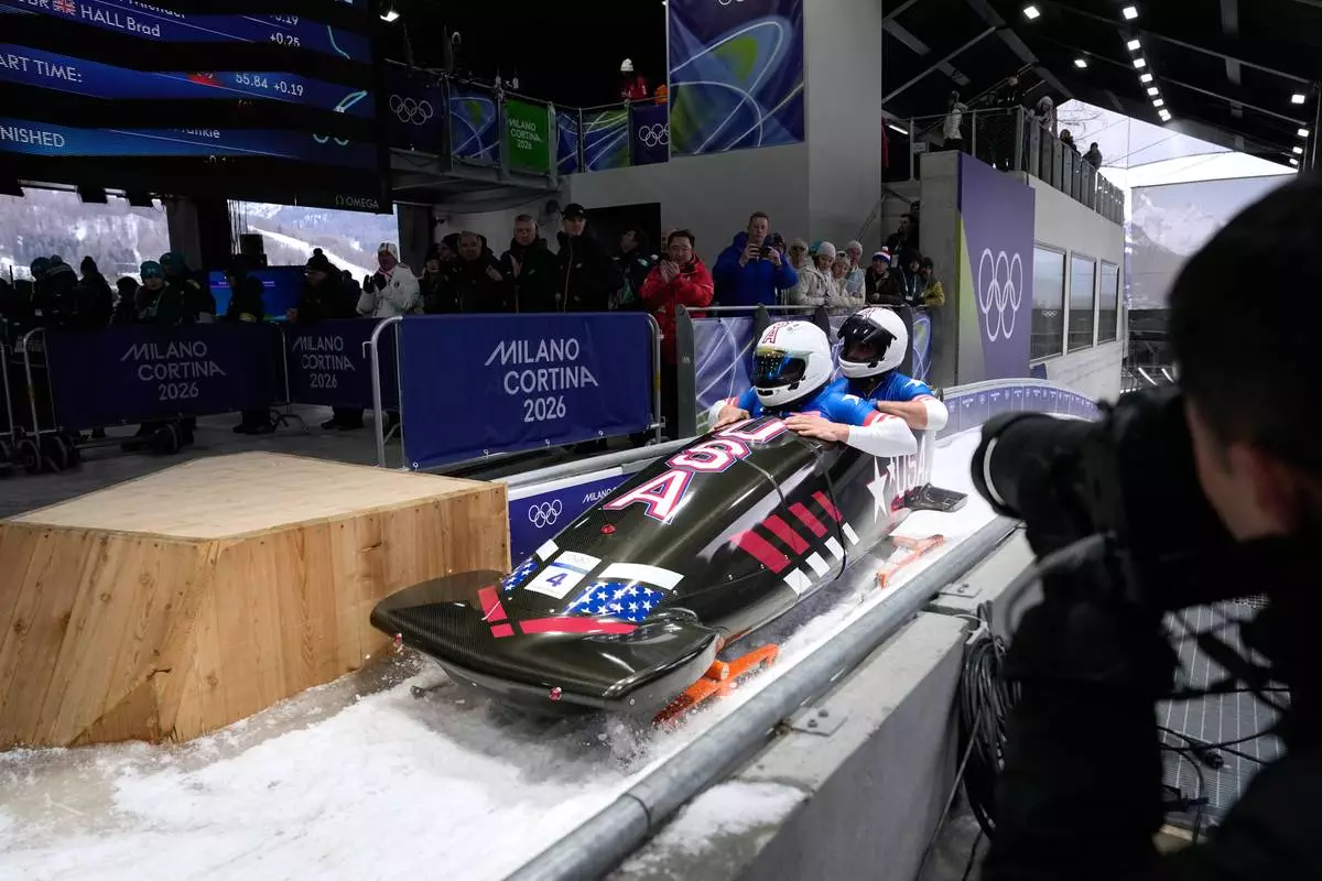 United States' Frankie del Duca, front, and Joshua Williamson arrive at the finish during a two man bobsled run at the 2026 Winter Olympics, in Cortina d'Ampezzo, Italy, Monday, Feb. 16, 2026. (AP Photo/Alessandra Tarantino)