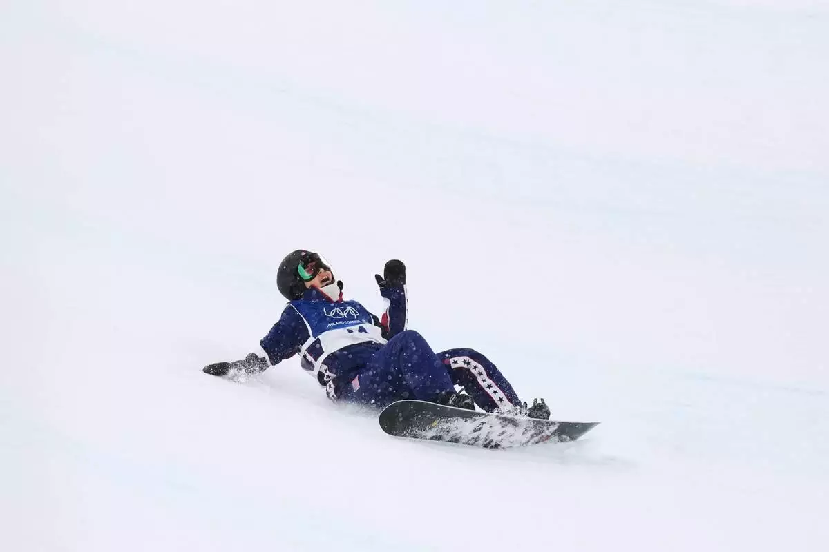 United States' Chloe Kim crashes during the women's snowboarding halfpipe finals at the 2026 Winter Olympics, in Livigno, Italy, Thursday, Feb. 12, 2026. (AP Photo/Abbie Parr)