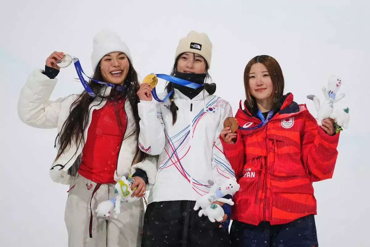 From left, silver medalist United States' Chloe Kim, gold medalist South Korea's Choi Ga-on and bronze medalist Japan's Mitsuki Ono celebrate after the women's snowboarding halfpipe finals at the 2026 Winter Olympics, in Livigno, Italy, Thursday, Feb. 12, 2026. (AP Photo/Lindsey Wasson)