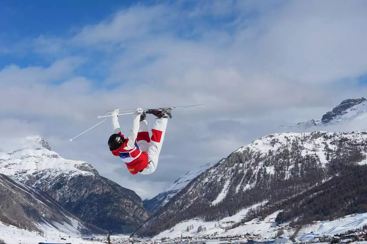 China's Yang Ya competes during the women's freestyle skiing moguls qualifications at the 2026 Winter Olympics, in Livigno, Italy, Wednesday, Feb. 11, 2026. (AP Photo/Gregory Bull)