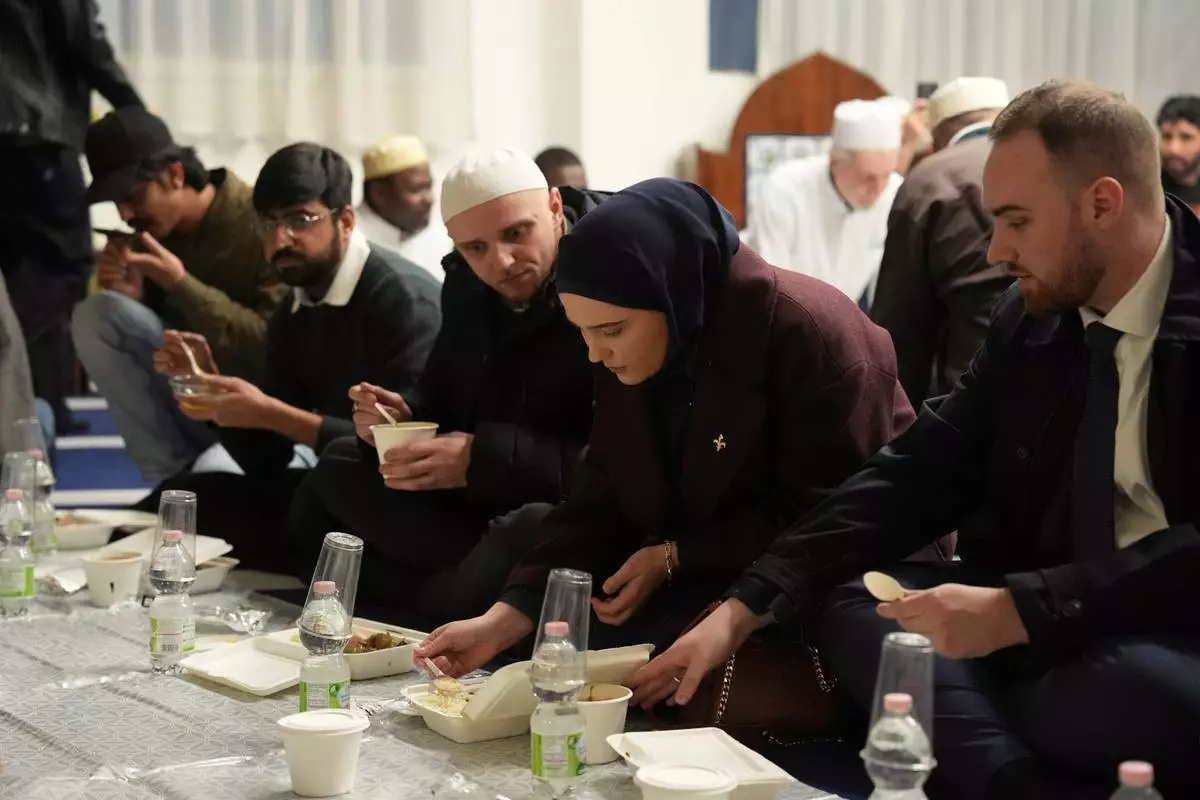 Muslim worshippers break their fast at the Al-Wahid mosque during Ramadan in Milan, Italy, Friday, Feb. 20, 2026, as the city hosts the Winter Olympics. (AP Photo/María Teresa Hernández)