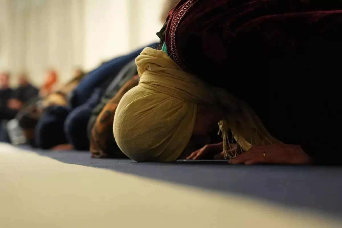 Muslim worshippers pray at the Al-Wahid mosque during Ramadan in Milan, Italy, Friday, Feb. 20, 2026, as the city hosts the Winter Olympics. (AP Photo/María Teresa Hernández)