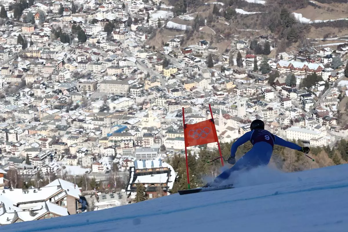 Italy's Giovanni Franzoni speeds down the course of an alpine ski men's downhill portion of a team combined race, at the 2026 Winter Olympics, in Bormio, Italy, Monday, Feb. 9, 2026. (AP Photo/Gabriele Facciotti)