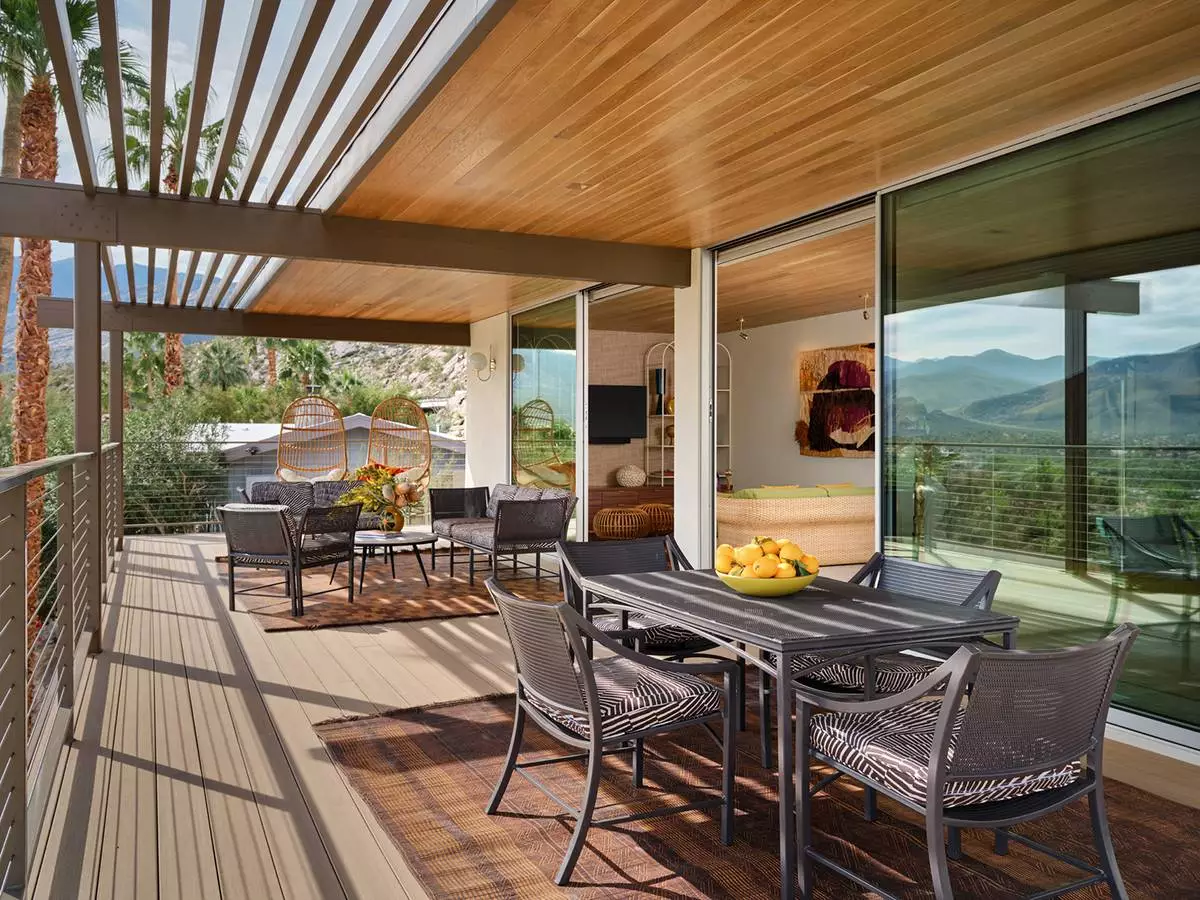 The Western Window Systems Series 300 Minimalist Multi-Slide Doors provide seamless transitions between indoor and outdoor spaces. (Photography by Oscar Flink)