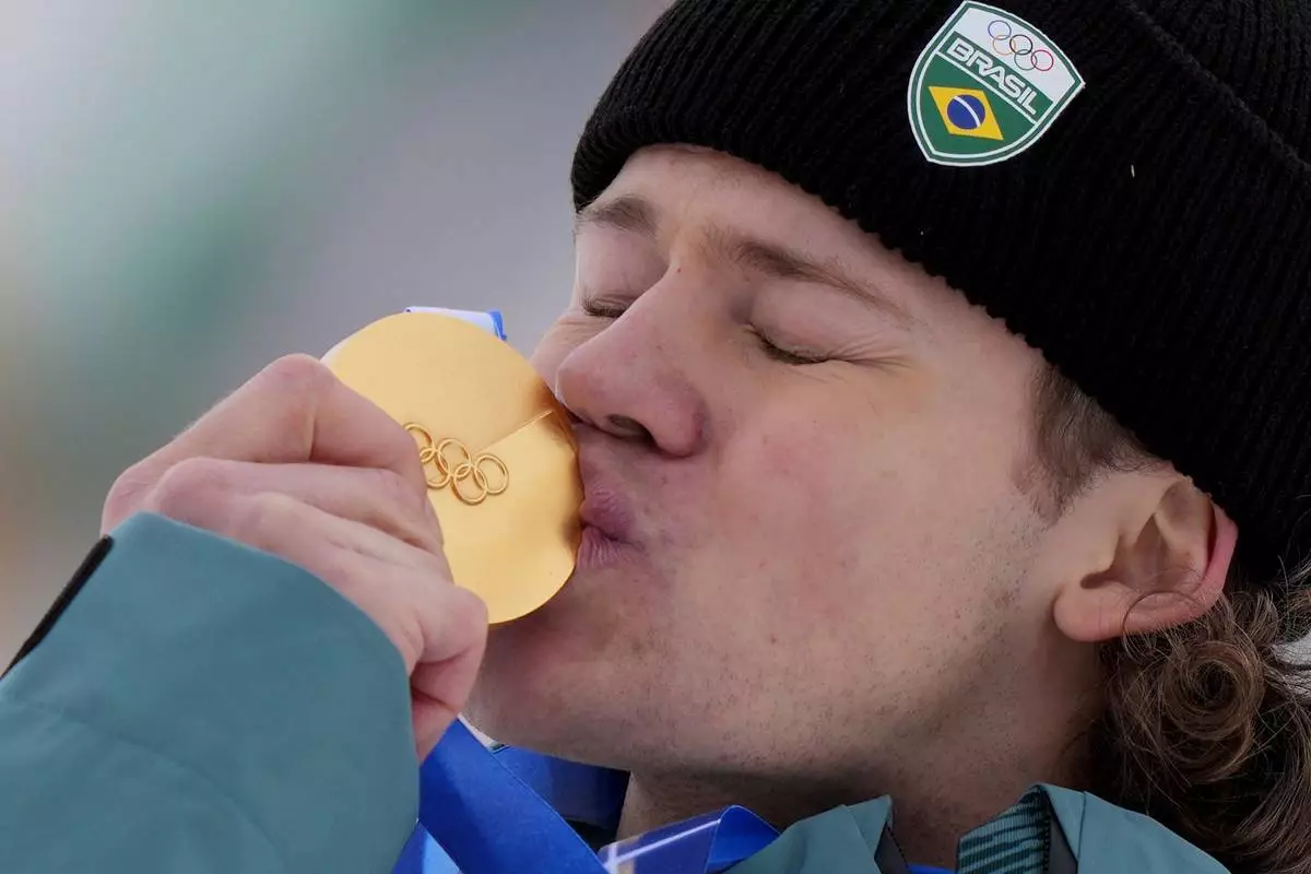 Brazil's Lucas Pinheiro Braathen kisses his gold medal for an alpine ski, men's giant slalom race, at the 2026 Winter Olympics, in Bormio, Italy, Saturday, Feb. 14, 2026. (AP Photo/Julia Demaree Nikhinson)