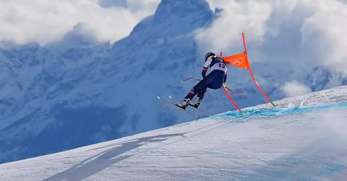 Lindsey Vonn's choice to race Olympic downhill on injured knee questioned after crash