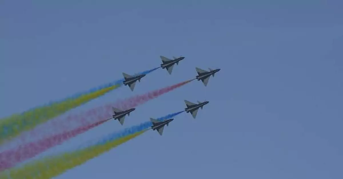 Chinese PLA aerobatic team stages dazzling display at Singapore Airshow