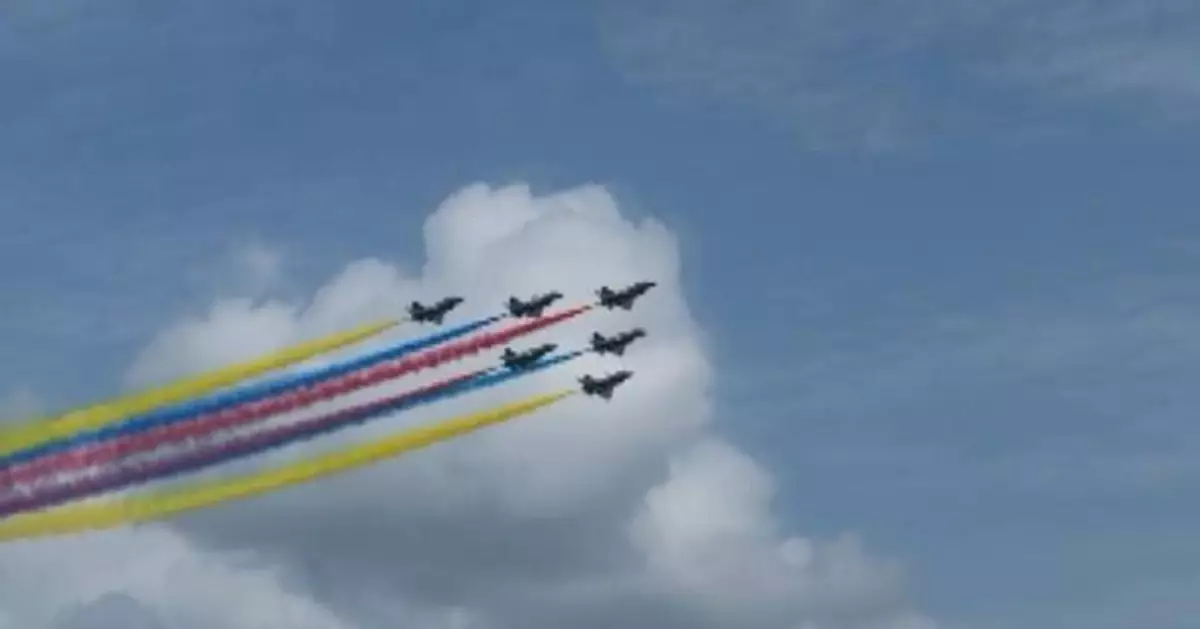 Chinese aerobatic team puts on aerial feast at Singapore Airshow 2026