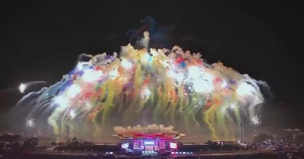 Traditional dragon dances, fireworks ignite Spring Festival spirit in Hunan