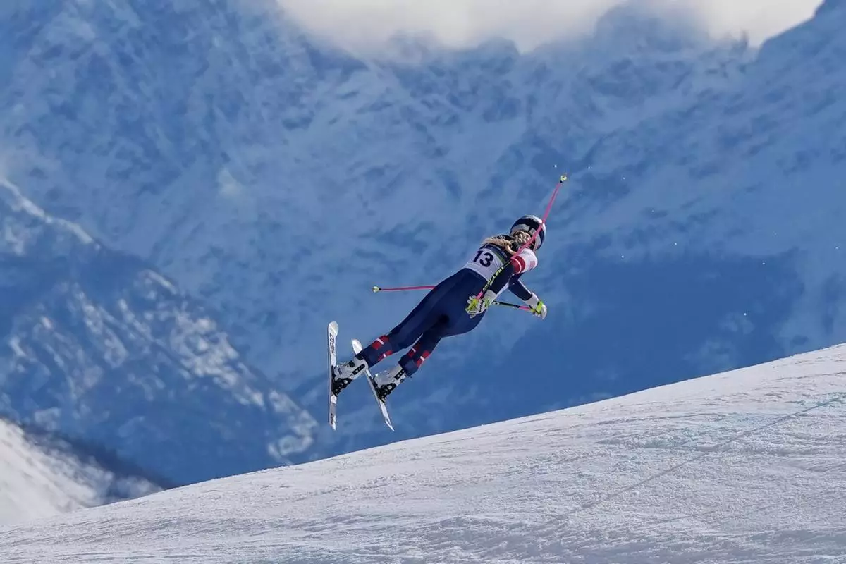 United States' Lindsey Vonn crashes during an alpine ski women's downhill race, at the 2026 Winter Olympics, in Cortina d'Ampezzo, Italy, Sunday, Feb. 8, 2026. (AP Photo/Jacquelyn Martin)