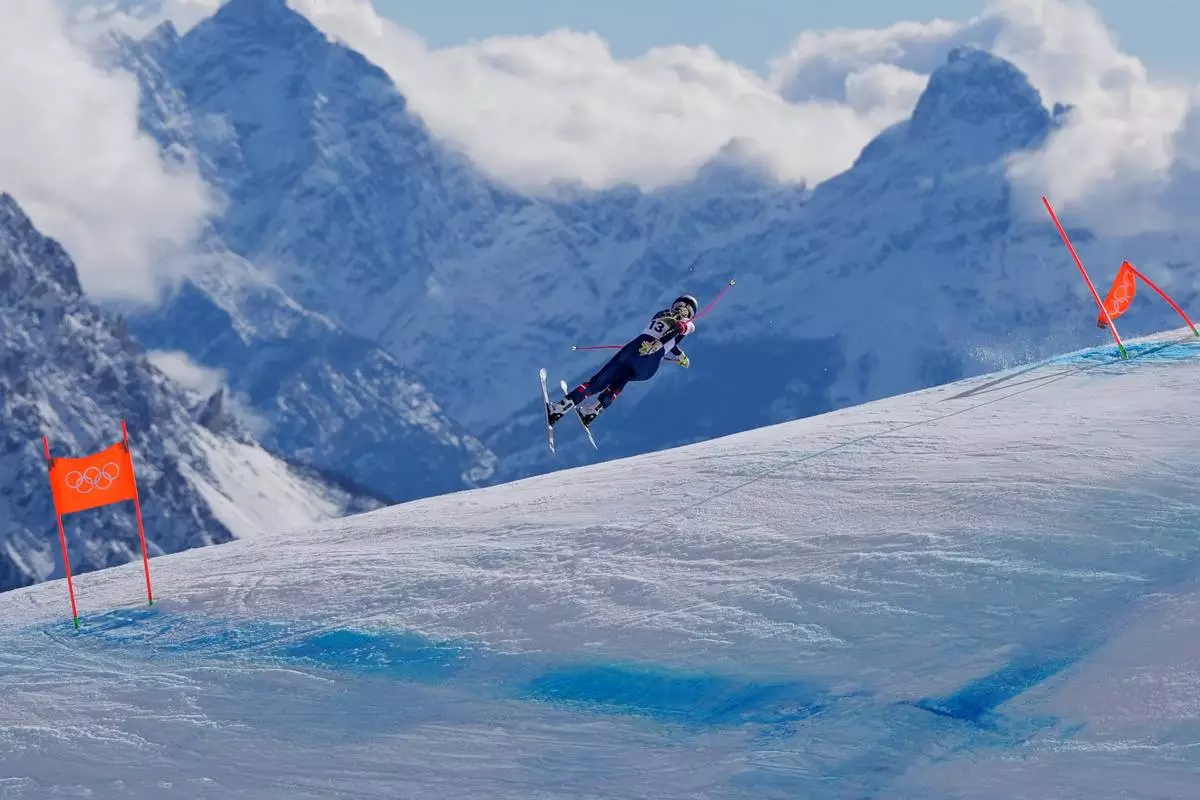 United States' Lindsey Vonn crashes during an alpine ski women's downhill race, at the 2026 Winter Olympics, in Cortina d'Ampezzo, Italy, Sunday, Feb. 8, 2026. (AP Photo/Jacquelyn Martin)