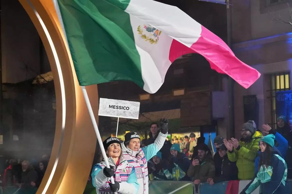 Team Mexico flag bearer Sarah Schleper arrives for the Olympic opening ceremony at the 2026 Winter Olympics, in Cortina d'Ampezzo, Italy, Friday, Feb. 6, 2026. (AP Photo/Misper Apawu)