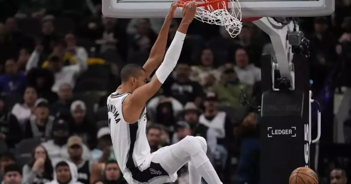 Spurs win in return home to San Antonio delayed by snow, mechanical issues