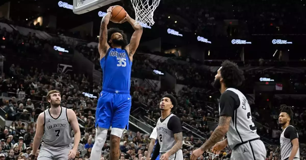 Castle's 40-point triple-double fuels surging Spurs past Mavericks for 4th straight victory
