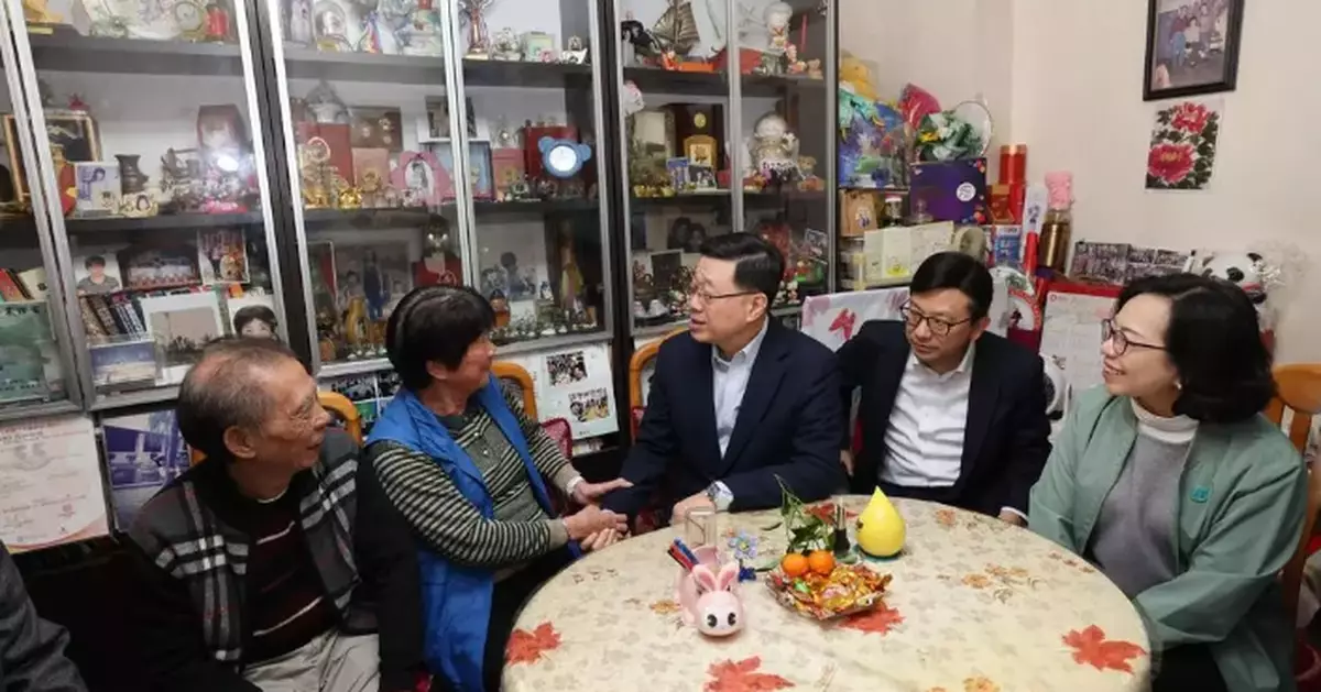 The Chief Executive, Mr. John Lee, Conducted a Year-End Caring Visit at the Prosperous Garden in Yau Ma Tei, Visiting Residents and Interacting with the Elderly