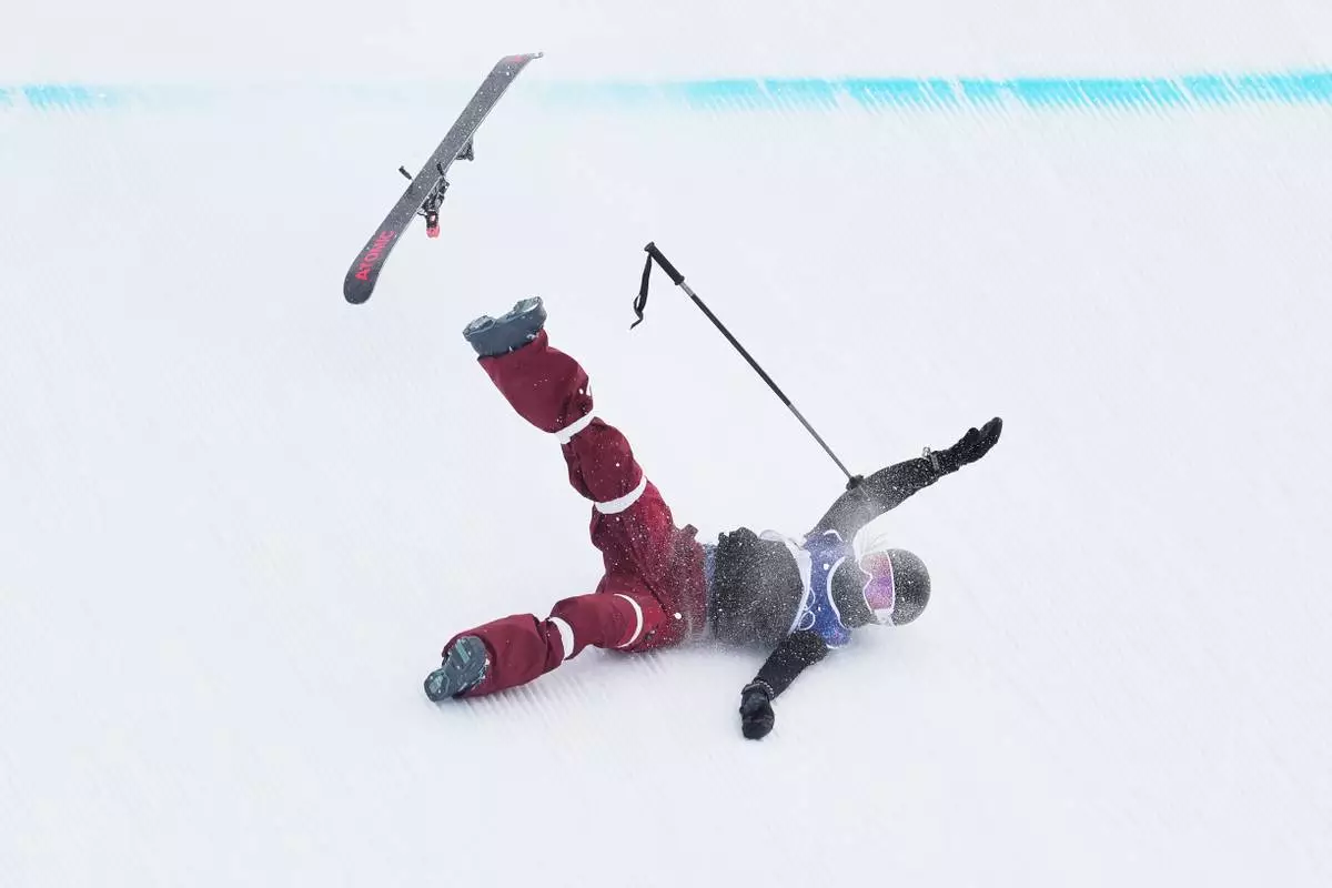 Canada's Megan Oldham crashes during the women's freestyle skiing slopestyle finals at the 2026 Winter Olympics, in Livigno, Italy, Monday, Feb. 9, 2026. (AP Photo/Lindsey Wasson)