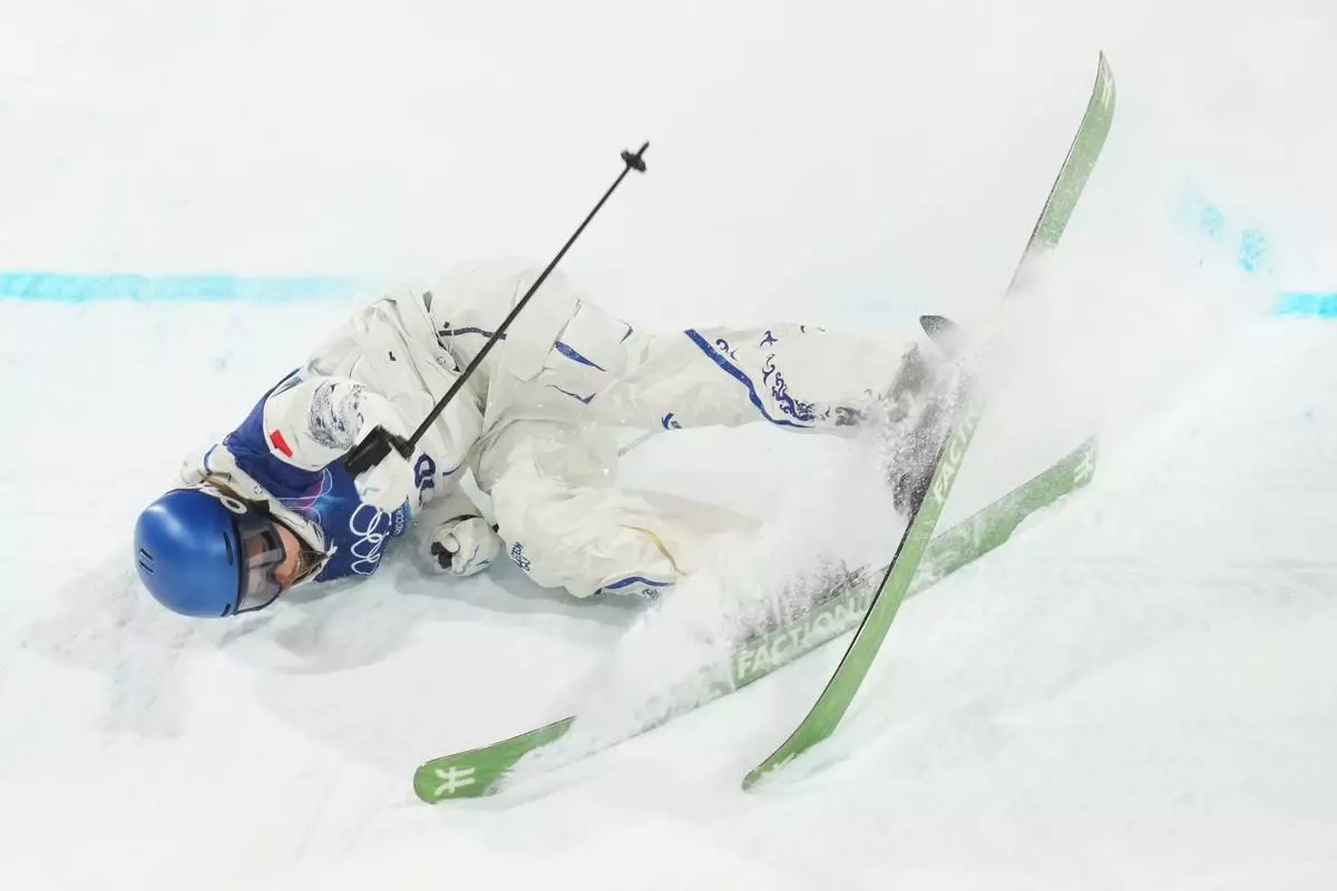 China's Eileen Gu crashes as she competes in the women's freestyle skiing big air qualifications at the 2026 Winter Olympics, in Livigno, Italy, Saturday, Feb. 14, 2026. (AP Photo/Abbie Parr)