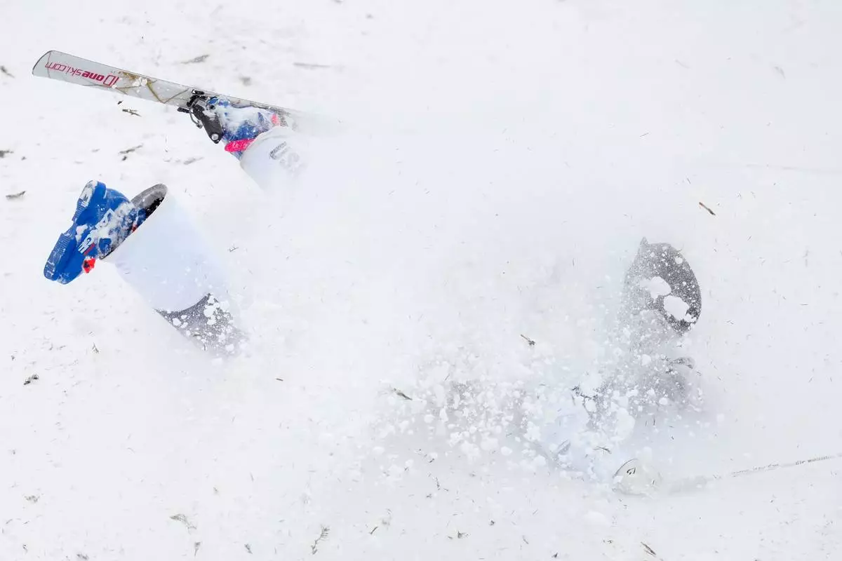 United States' Elizabeth Lemley falls while competing in the women's freestyle skiing dual moguls finals against Australia's Jakara Anthony at the 2026 Winter Olympics, in Livigno, Italy, Saturday, Feb. 14, 2026. (AP Photo/Abbie Parr)
