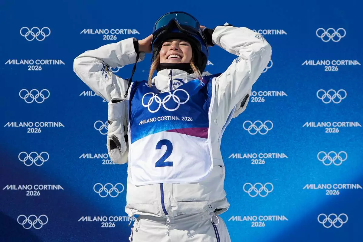 Gold medalist China's Eileen Gu celebrates winning the women's freestyle skiing halfpipe final at the 2026 Winter Olympics, in Livigno, Italy, Sunday, Feb. 22, 2026. (AP Photo/Lindsey Wasson)
