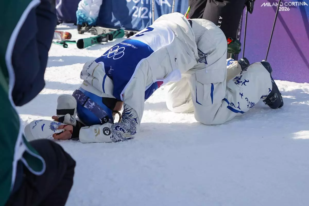 Gold medalist China's Eileen Gu celebrates winning the women's freestyle skiing halfpipe final at the 2026 Winter Olympics, in Livigno, Italy, Sunday, Feb. 22, 2026. (AP Photo/Lindsey Wasson)