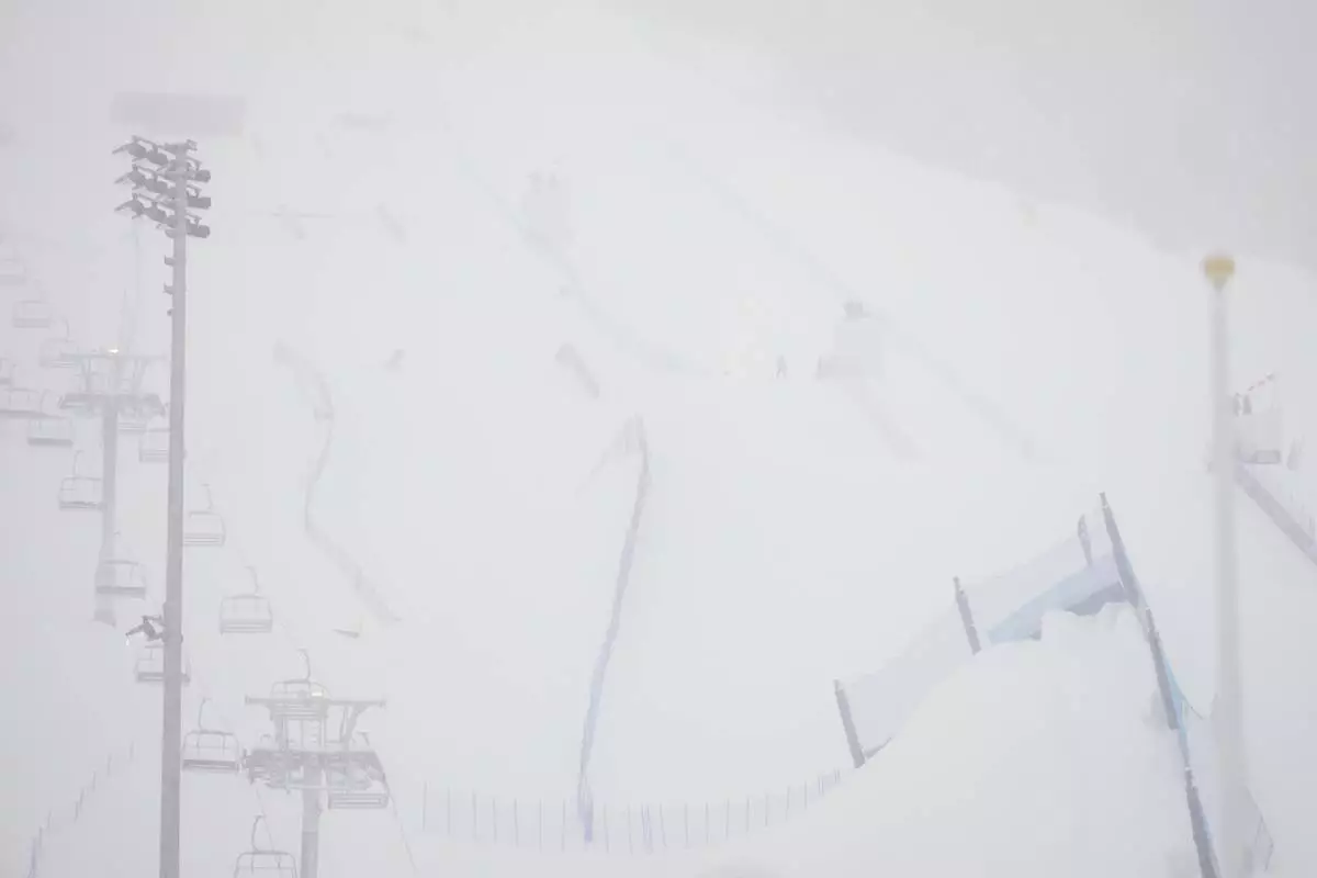 The slopestyle course is seen during heavy snow before the women's snowboarding slopestyle finals at the 2026 Winter Olympics, in Livigno, Italy, Tuesday, Feb. 17, 2026. (AP Photo/Lindsey Wasson)