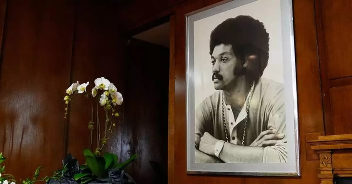 People pay their respects to the late Rev. Jesse Jackson, in photos