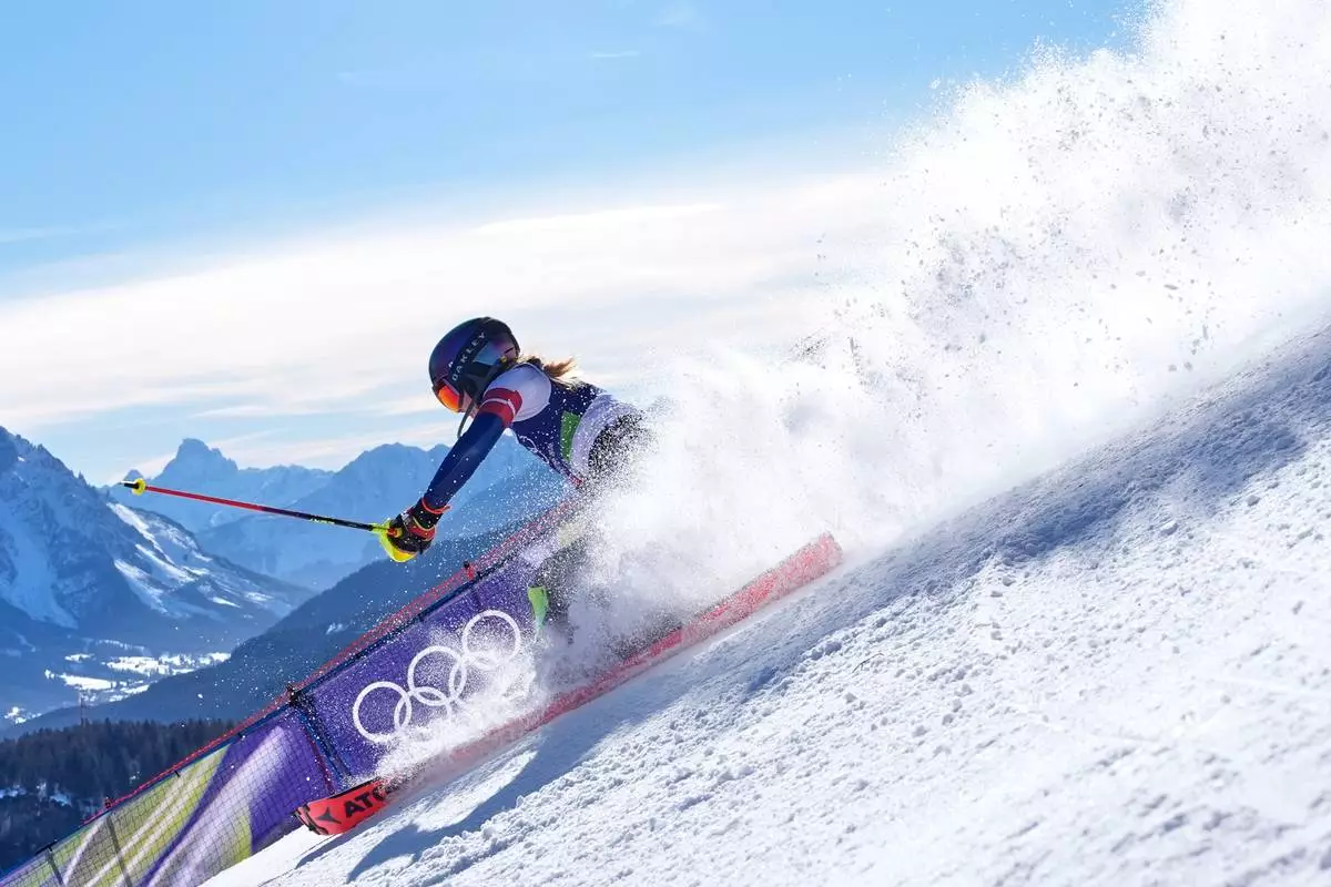 United States' Mikaela Shiffrin speeds down the course during an alpine ski, women's slalom race, at the 2026 Winter Olympics, in Cortina d'Ampezzo, Italy, Wednesday, Feb. 18, 2026. (AP Photo/Robert F. Bukaty)