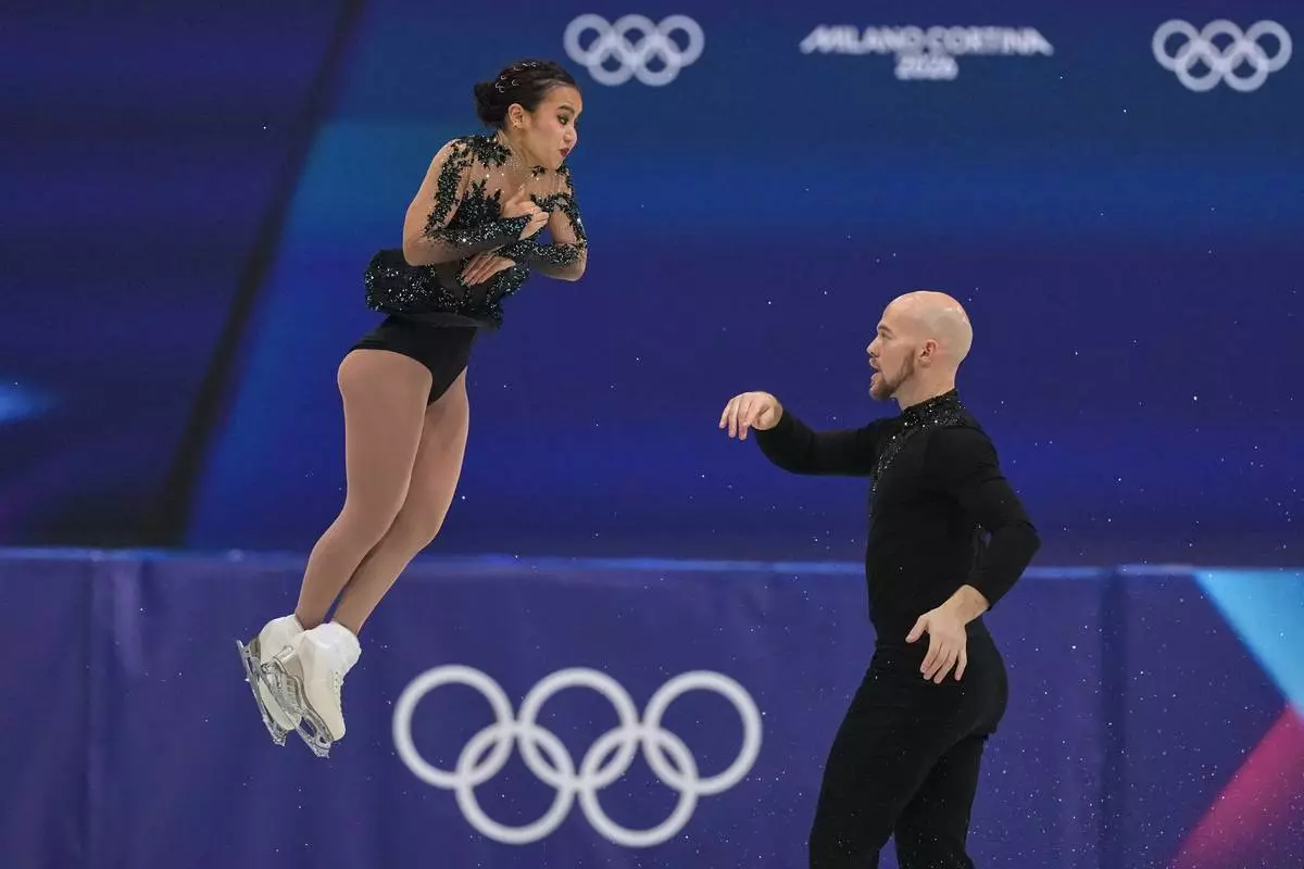 Ellie Kam and Danny O'Shea of the United States compete during the figure skating pairs team event at the 2026 Winter Olympics, in Milan, Italy, Sunday, Feb. 8, 2026. (AP Photo/Stephanie Scarbrough)