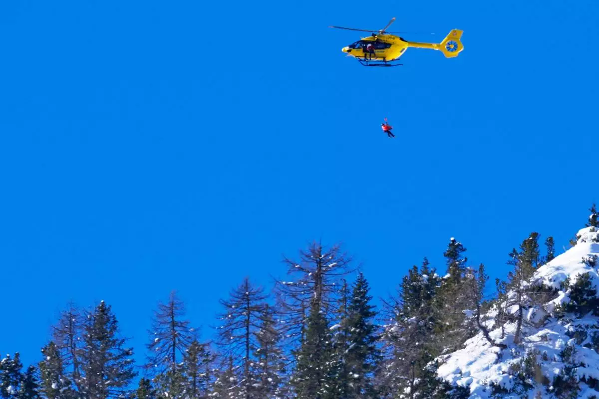 United States' Lindsey Vonn is helicoptered off after crashing, during an alpine ski women's downhill race, at the 2026 Winter Olympics, in Cortina d'Ampezzo, Italy, Sunday, Feb. 8, 2026. (AP Photo/Robert F. Bukaty)