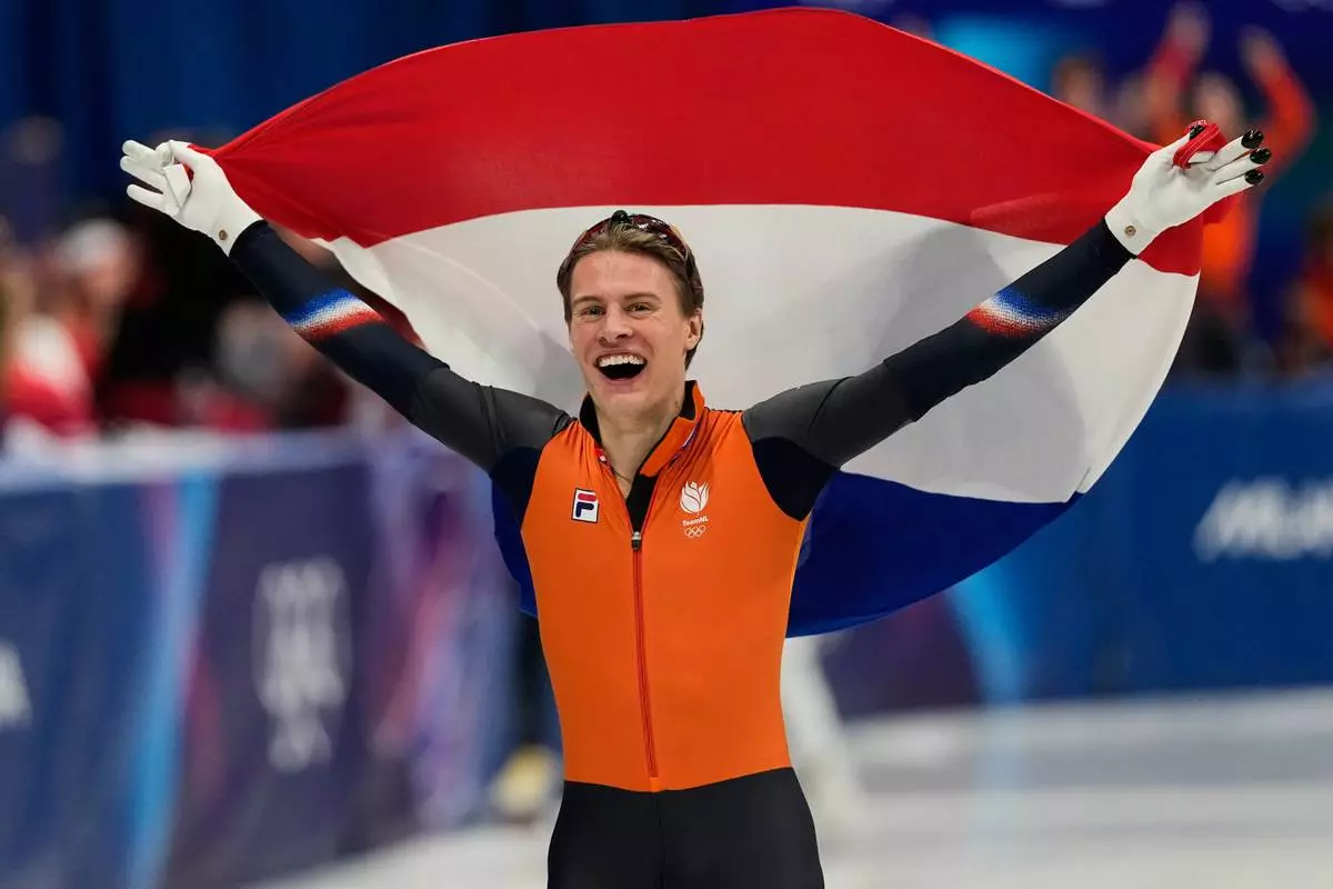 Gold medalist Jens van 't Wout of the Netherlands celebrates after the short track speed skating men's 1500m final at the 2026 Winter Olympics, in Milan, Italy, Saturday, Feb. 14, 2026. (AP Photo/Ashley Landis)