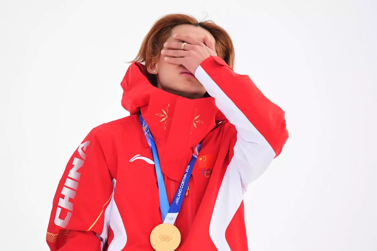 Gold medalist China's Su Yiming reacts after winning the men's snowboarding slopestyle finals at the 2026 Winter Olympics, in Livigno, Italy, Wednesday, Feb. 18, 2026. (AP Photo/Rebecca Blackwell)