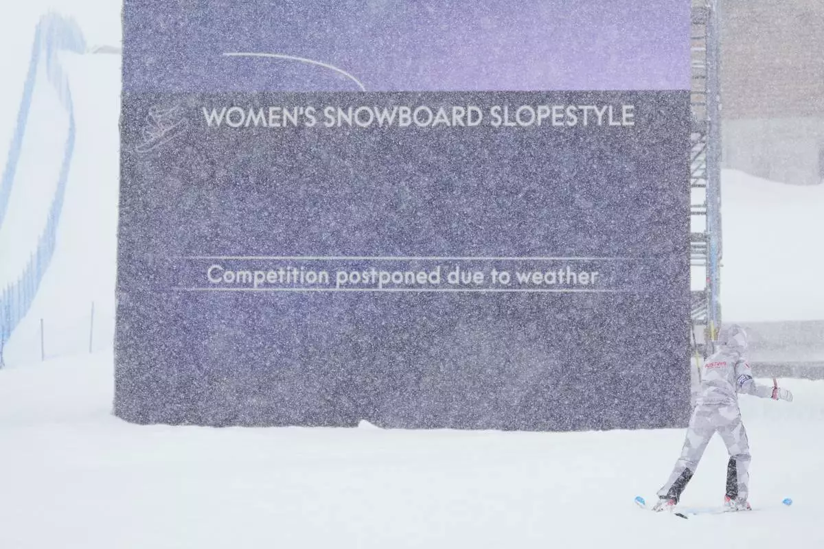 Heavy snow falls, postponing the women's snowboarding slopestyle finals at the 2026 Winter Olympics, in Livigno, Italy, Tuesday, Feb. 17, 2026. (AP Photo/Lindsey Wasson)