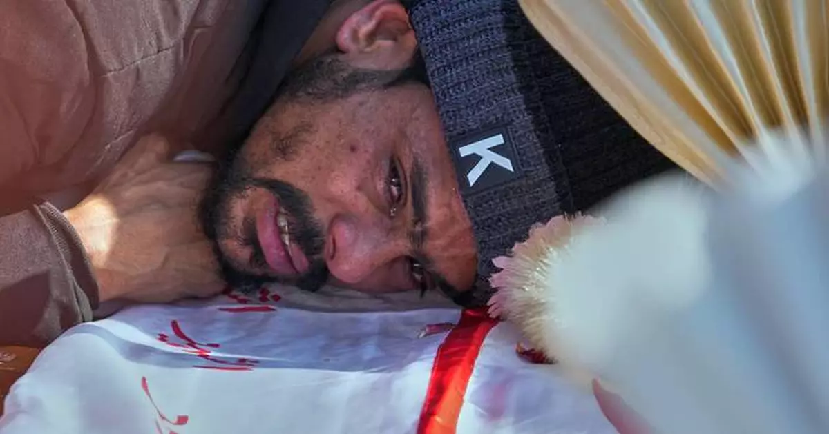 Pakistanis mourn victims of attack on Shiite mosque, in photos