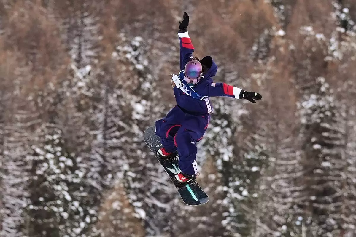 United States' Jessica Perlmutter loses her phone as she competes during the women's snowboarding slopestyle finals at the 2026 Winter Olympics, in Livigno, Italy, Wednesday, Feb. 18, 2026. (AP Photo/Rebecca Blackwell)