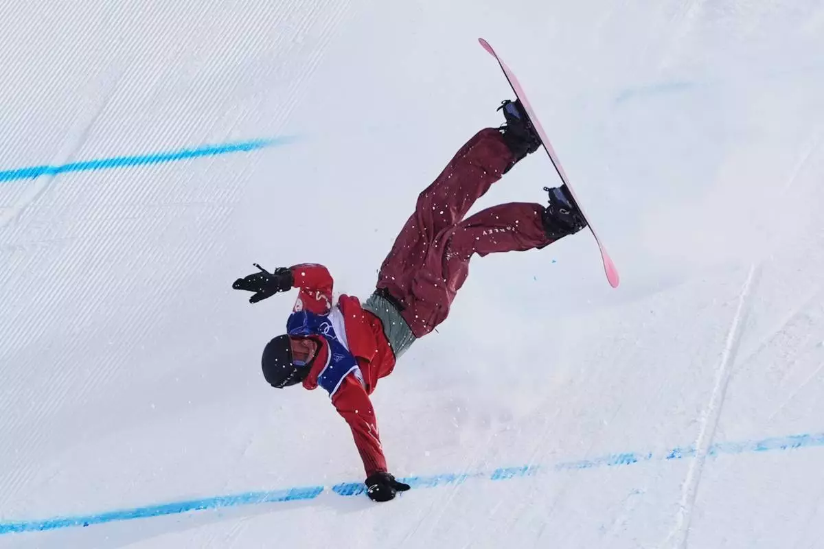 Canada's Mark McMorris crashes during the men's snowboarding slopestyle finals at the 2026 Winter Olympics, in Livigno, Italy, Wednesday, Feb. 18, 2026. (AP Photo/Lindsey Wasson)