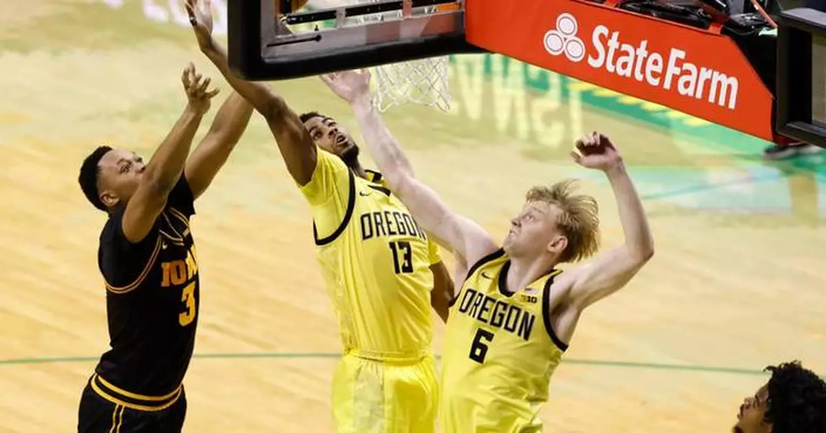 Stirtz scores career-high 32, Iowa beats Oregon 84-66 to extends Ducks' skid to 8 games