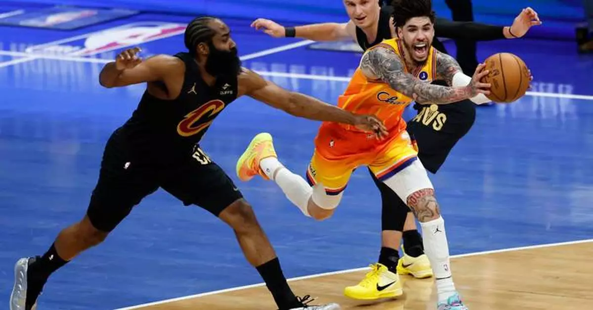 Donovan Mitchell scores 32 points as Cavaliers beat Hornets 118-113 for 7th straight victory