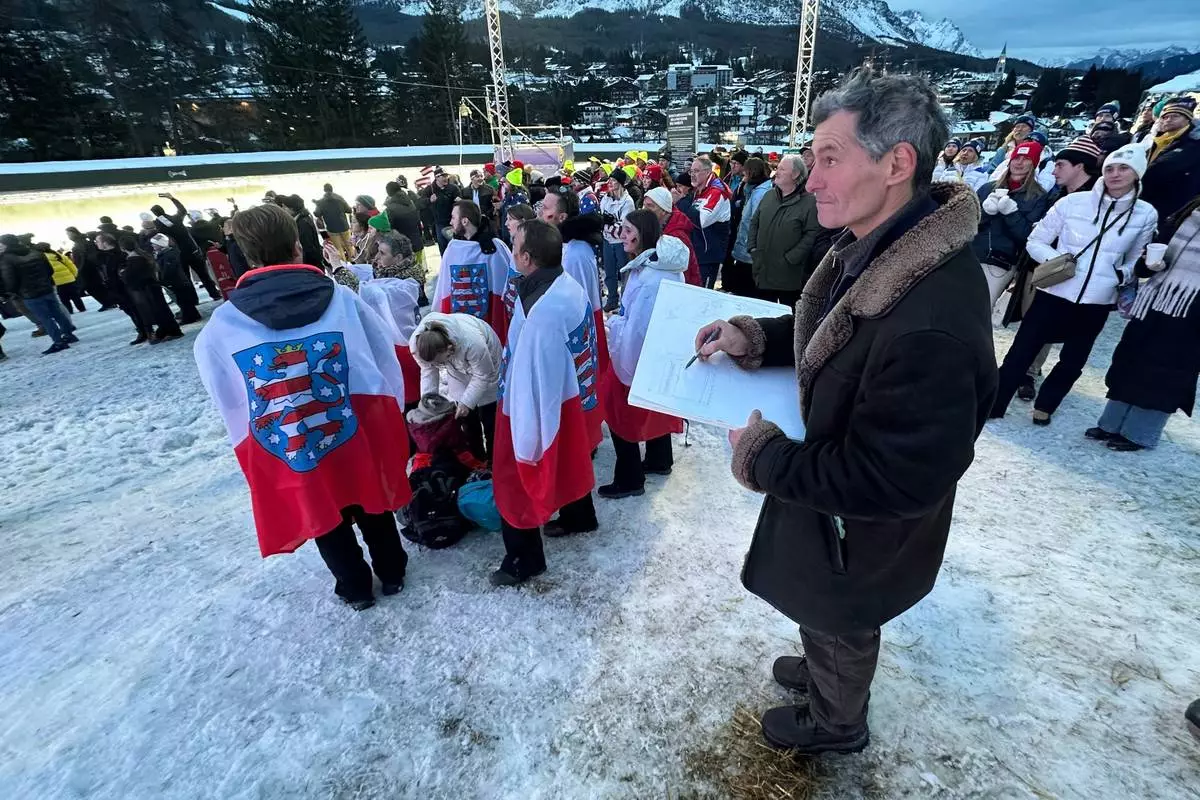 French artist Marc Ahr draws the scene at the women’s singles luge event, during the 2026 Winter Olympics, in Cortina d'Ampezzo, Italy, Monday, Feb. 9, 2026. (AP Photo/Jennifer McDermott)