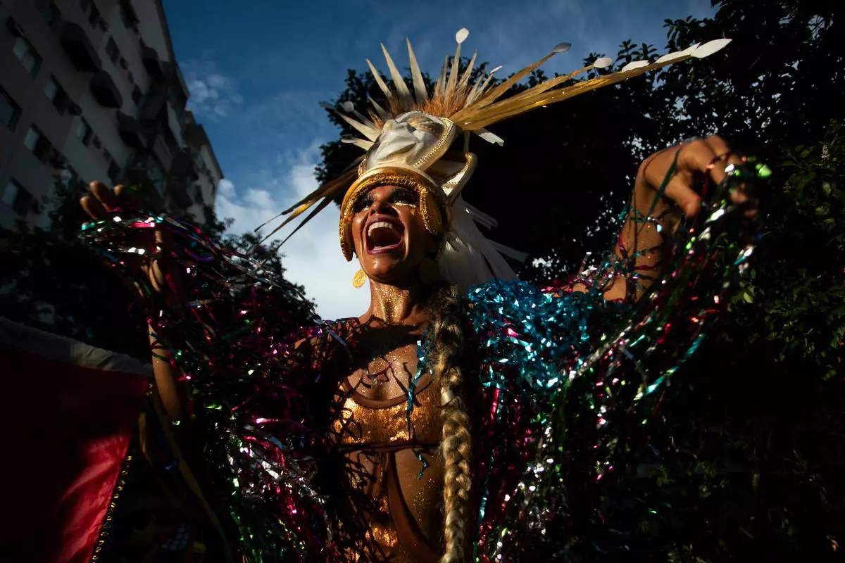 Raquel Poti performs on stilts at the "Loucura Suburbana," or Suburban Madness pre-Carnival parade, in Rio de Janeiro, Thursday, Feb. 12, 2026. (AP Photo/Bruna Prado)