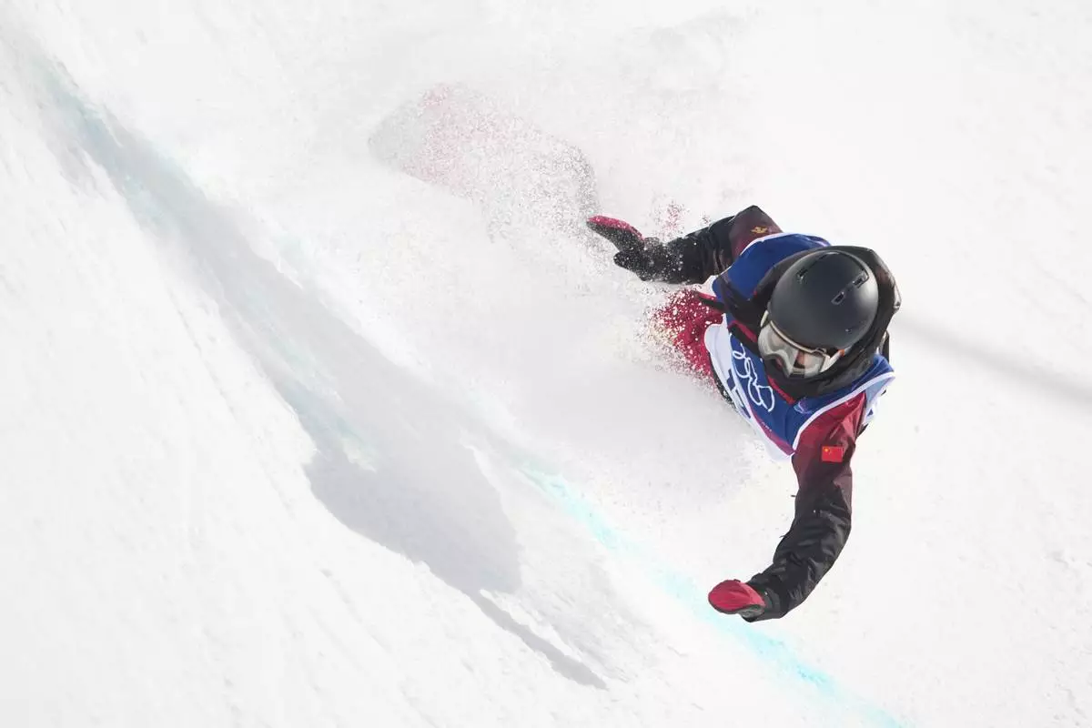 China's Liu Jiayu crashes during the women's snowboarding halfpipe qualifications at the 2026 Winter Olympics, in Livigno, Italy, Wednesday, Feb. 11, 2026. (AP Photo/Lindsey Wasson)