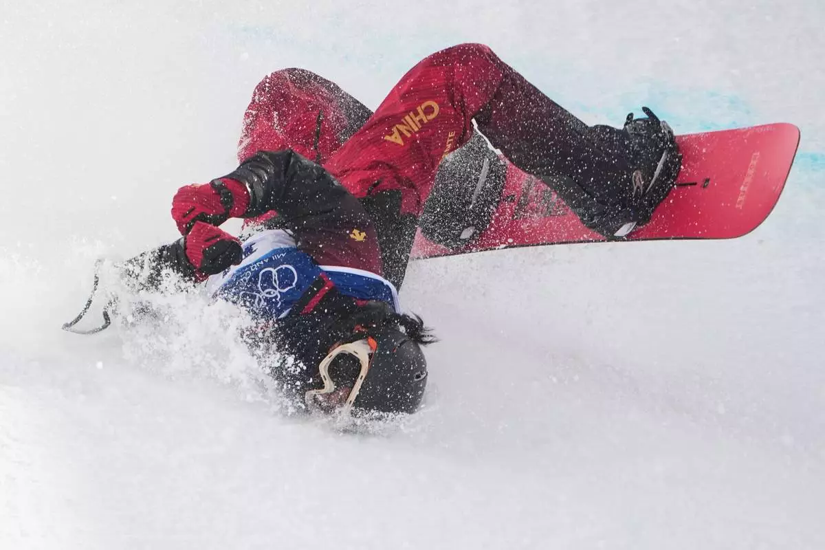 China's Liu Jiayu crashes during the women's snowboarding halfpipe qualifications at the 2026 Winter Olympics, in Livigno, Italy, Wednesday, Feb. 11, 2026. (AP Photo/Lindsey Wasson)